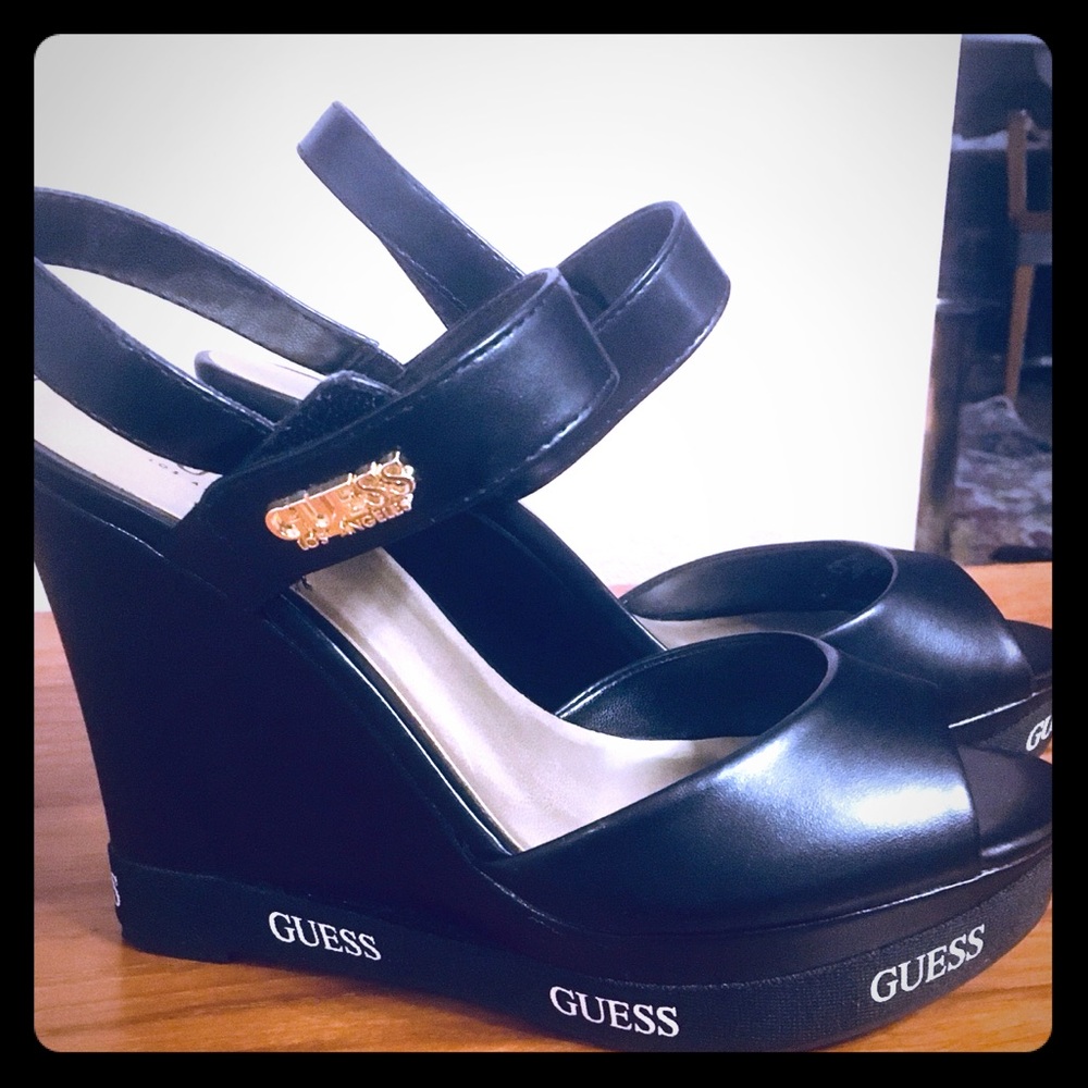 GUESS TODAY LOGO WEDGE SANDALS